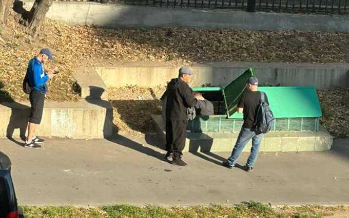 Жители юго-востока Москвы пожаловались на неизвестных, ежедневно спускающихся в вентиляционную шахту