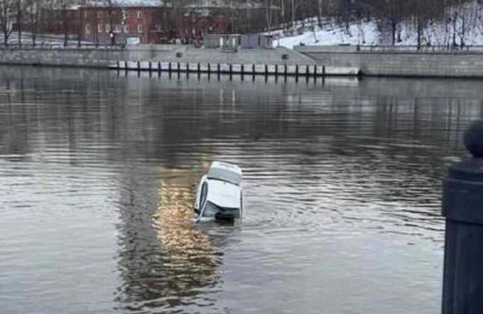 В Москве автомобиль упал в реку